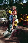 849921 Afbeelding van een meisje op een Donald Duck kiddy-ride in de speeltuin bij het café-restaurant De Pyramide van ...